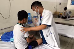 Nhân viên y tế chăm sóc, theo dõi bệnh nhi đang điều trị cúm A tại khoa Y học nhiệt đới Nhi-Hồi sức tích cực và bệnh lý, Bệnh viện Phụ sản-Nhi Đà Nẵng. (Ảnh: Trần Lê Lâm/TTXVN)