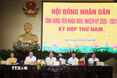 Đoàn Chủ toạ điều hành kỳ họp thứ 5 Hội đồng Nhân dân tỉnh Hưng Yên Khoá XVIII. (Ảnh: Nguyễn Công Hải/TTXVN)