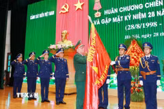 Thượng tướng Nguyễn Quang Ngọc, Ủy viên Trung ương Đảng, Thứ trưởng Bộ Quốc phòng gắn Huân chương Chiến công hạng Nhất lên Quân kỳ Quyết thắng của Cảnh sát biển Việt Nam. (Ảnh: Trọng Đức/TTXVN)