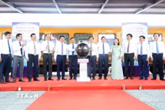 Các đại biểu bấm nút khai trương đoàn tàu “Phong Nha-Cố đô Huế: Hành trình Di sản thế giới.” (Ảnh: Tá Chuyên/TTXVN)