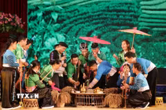 Một cảnh trong trích đoạn Lễ hội Cúng cơm mới của người Mông tỉnh Thanh Hóa, do các nghệ nhân dân gian tỉnh Thanh Hóa trình diễn. (Ảnh: Quý Trung/TTXVN)