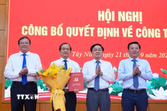 Ủy viên Trung ương Đảng, Bí thư Tỉnh ủy Tây Ninh Nguyễn Văn Quyết; Phó Bí thư Tỉnh ủy, Chủ tịch Ủy ban Nhân dân tỉnh Lê Văn Hẳn và Phó Bí thư Tỉnh ủy, Chủ tịch Ủy ban Mặt trận Tổ quốc Việt Nam tỉnh Nguyễn Thanh Hải trao Quyết định và tặng hoa chúc mừng Chủ tịch Hội đồng Nhân dân tỉnh Nguyễn Hồng Thanh. (Ảnh: Thanh Bình/TTXVN)