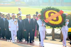 Tổng Bí thư, Chủ tịch nước Tô Lâm và các đồng chí lãnh đạo Đảng, Nhà nước cùng đại biểu Quốc vào Lăng viếng Chủ tịch Hồ Chí Minh trước khi khai mạc Kỳ họp thứ 2, Quốc hội khóa XVI.. (Ảnh: An Đăng/TTXVN)