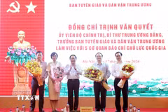 Đồng chí Trịnh Văn Quyết, Uỷ viên Bộ Chính trị, Bí thư Trung ương Đảng, Trưởng Ban Tuyên giáo và Dân vận Trung ương tặng hoa chúc mừng lãnh đạo các cơ quan báo chí chủ lực quốc gia. (Ảnh: Phương Hoa/TTXVN)