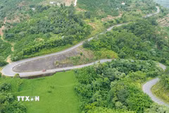 Quốc lộ 28 là tuyến giao thông huyết mạch kết nối trục Đông-Tây của tỉnh Lâm Đồng. (Ảnh: Nguyễn Huy Thành/TTXVN)