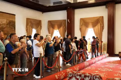 Đoàn khách quốc tế tham quan Phòng Khánh tiết Dinh Độc Lập trong ngày đầu năm mới 2025. (Ảnh: Hồng Đạt/TTXVN)
