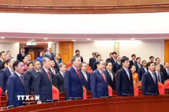 Tổng Bí thư, Chủ tịch nước Tô Lâm và các đại biểu thực hiện nghi lễ chào cờ. (Ảnh: Thống Nhất/TTXVN)