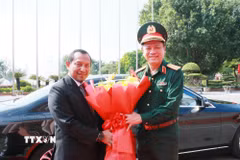Thượng tướng Nguyễn Trường Thắng, Ủy viên Trung ương Đảng, Ủy viên Thường vụ Quân ủy Trung ương, Thứ trưởng Bộ Quốc phòng đón Ngài Datuk Lokman Hakim Ali, Tổng Thư ký Quốc phòng Malaysia. (Ảnh: Trọng Đức/TTXVN)