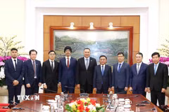 Thường trực Ban Bí thư Trần Cẩm Tú và ông Christopher Pragasam, Cục trưởng phụ trách Quan hệ quốc tế, Cục Công vụ kiêm Giám đốc điều hành Trường Công vụ quốc tế Singapore cùng các đại biểu chụp ảnh chung. (Ảnh: Phương Hoa/TTXVN)