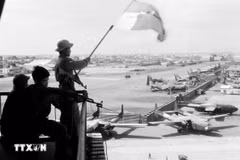 Cờ giải phóng tung bay trên sân bay Tân Sơn Nhất ngày 30/4/1975. (Nguồn: TTXVN)