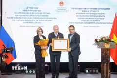Ông Anatoly Dmitrievich Artamonov cùng phu nhân nhận bằng Huân chương Hữu nghị của Nước Cộng hòa Xã hội chủ nghĩa Việt Nam. (Ảnh: Trần Hải/TTXVN)