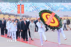 Chủ tịch nước Cộng hòa Cuba và Phu nhân đến đặt vòng hoa và vào lăng viếng Chủ tịch Hồ Chí Minh. (Ảnh: An Đăng/TTXVN)