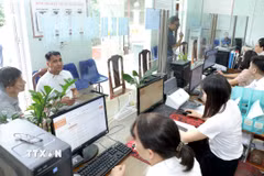 Hoạt động tại Trung tâm phục vụ hành chính công phường Vĩnh Phúc, tỉnh Phú Thọ. (Ảnh: Hoàng Hùng/TTXVN)