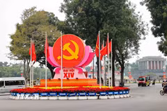 Biểu tượng búa liềm, cờ Đảng, cờ Tổ quốc được bố trí trang trọng tại nút giao Điện Biên Phủ-Độc Lập-Chu Văn An, chào mừng Đại hội đại biểu toàn quốc lần thứ XIV của Đảng. (Ảnh: Vũ Quang/TTXVN)