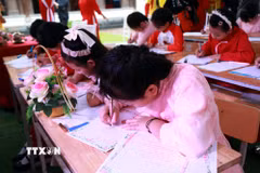 Học sinh trên địa bàn xã Nam Hồng, tỉnh Ninh Bình thực hiện khai bút. (Ảnh: Nguyễn Lành/TTXVN)