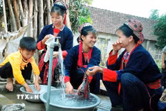 Đồng bào dân tộc thiểu số được dùng nước sạch. (Ảnh: Việt Hùng/TTXVN)