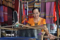 Ở bản Xiềng, xã Môn Sơn, những khung cửi truyền thống đang góp phần lưu giữ nét văn hóa đặc sắc của đồng bào Thái, đồng thời trở thành điểm nhấn trong hành trình khám phá du lịch cộng đồng. (Ảnh: Bích Huệ/TTXVN)