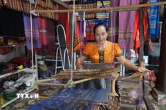 Ở bản Xiềng, xã Môn Sơn, những khung cửi truyền thống đang góp phần lưu giữ nét văn hóa đặc sắc của đồng bào Thái, đồng thời trở thành điểm nhấn trong hành trình khám phá du lịch cộng đồng. (Ảnh: Bích Huệ/TTXVN)