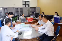 Lãnh đạo Ủy ban Nhân dân xã Kiến Hưng đôn đốc chuyên viên hoàn thành các phần việc phục vụ giải phóng mặt bằng tại Cụm Công nghiệp Tân Trào (Hải Phòng). (Ảnh: Minh Thu/TTXVN)