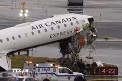 Máy bay của Hãng hàng không Air Canada bị hư hỏng sau khi va chạm với xe cứu hỏa trên đường băng sân bay LaGuardia ở New York (Mỹ), ngày 23/3/2026. (Ảnh: THX/TTXVN)
