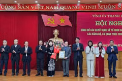 Ông Lại Thế Nguyên (thứ 5 từ phải sang), Phó Bí thư Thường trực Tỉnh ủy, Chủ tịch Hội đồng Nhân dân tỉnh, Trưởng đoàn Đại biểu Quốc hội tỉnh Thanh Hóa giữ chức vụ Bí thư Đảng ủy các cơ quan Đảng tỉnh nhiệm kỳ 2020-2025. (Ảnh: Việt Hoàng/TTXVN)