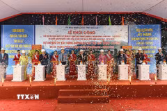 Nghi thức bấm nút khởi công dự án thành phần 2 cao tốc Quy Nhơn-Pleiku. (Ảnh: Sỹ Thắng/TTXVN)