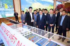 Thủ tướng Phạm Minh Chính tham quan trưng bày sản phẩm công nghệ số tại Diễn đàn Quốc gia phát triển kinh tế số và xã hội số lần thứ 3. (Ảnh: Dương Giang/TTXVN)