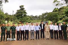 Lực lượng chức năng Việt Nam, Campuchia trong hoạt động phối hợp, tạo nền tảng để mở rộng hợp tác trên các lĩnh vực kinh tế, dân sinh và giao lưu nhân dân. (Ảnh: Kha Phạm/TTXVN)
