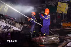 Lực lượng cứu hỏa tham gia chữa cháy. (Ảnh: CTV/TTXVN)