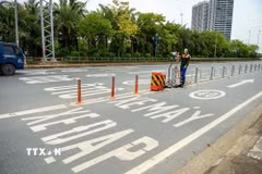 Biển báo tốc độ được sơn trực tiếp trên mặt đường, giúp người điều khiển phương tiện dễ nhận biết quy định đối với từng làn xe. (Ảnh: Trung Nguyên/TTXVN)