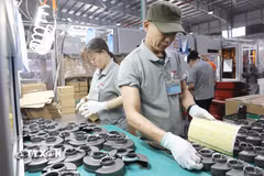 Công nhân Công ty TNHH Keystone Electrical Việt Nam (doanh nghiệp đến từ Trung Quốc, đặt tại Khu công nghiệp Liên Hà Thái, tỉnh Hưng Yên) sản xuất các sản phẩm. (Ảnh: Thế Duyệt/TTXVN)