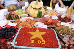 Nhiều mâm ẩm thực được chế biến sắp xếp bắt mắt chào mừng Tết độc lập và Quốc khánh 2/9. (Ảnh: Quý Trung/TTXVN)