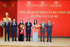 Lãnh đạo Văn phòng Trung ương Đảng chúc mừng đồng chí Nguyễn Thị Thu Hà và đồng chí Lâm Thị Phương Thanh. (Ảnh: Phương Hoa/TTXVN)