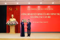 Thường trực Ban Bí thư Trần Cẩm Tú trao Quyết định của Bộ Chính trị cho đồng chí Nguyễn Thị Thu Hà giữ chức Phó Chánh Văn phòng Thường trực Văn phòng Trung ương Đảng. (Ảnh: Phương Hoa/TTXVN)