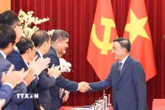 Thường trực Ban Bí thư Trần Cẩm Tú cùng Đoàn cán bộ lãnh đạo trẻ Đảng Nhân dân Campuchia. (Ảnh: Phương Hoa/TTXVN)