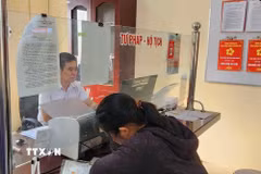 Người dân thực hiện thủ tục hành chính tại Trung tâm Phục vụ hành chính công xã Trung Sơn (Tuyên Quang). (Ảnh: Chu Thanh Vân/TTXVN)