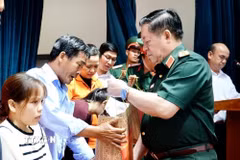 Đại tướng Nguyễn Trọng Nghĩa thăm, tặng quà gia đình chính sách trên địa bàn tỉnh Gia Lai. (Ảnh: Sỹ Thắng/TTXVN)