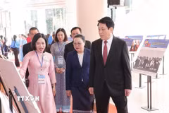 Chủ tịch nước Lương Cường tham quan trưng bày ảnh về quan hệ hữu nghị đặc biệt Việt Nam-Lào. (Ảnh: Lâm Khánh/TTXVN)
