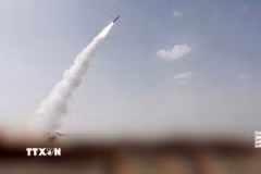 Tên lửa được phóng bởi lực lượng Houthi tại Yemen. (Ảnh: THX/TTXVN phát)