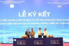 Đại diện lãnh đạo đặc khu Bạch Long Vỹ và đặc khu Cát Hải nhận thiết bị và dịch vụ vệ tinh Starlink phục vụ công tác ứng phó biến đổi khí hậu và phòng chống thiên tai, thảm họa. (Ảnh: Mạnh Minh/ TTXVN)