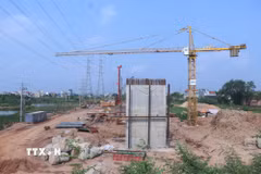 Là một trong những hạng mục trọng điểm của dự án đường Vành đai 4-Vùng Thủ đô, cầu Mễ Sở, tỉnh Hưng Yên bắc qua sông Hồng đang được các nhà thầu đẩy nhanh tiến độ thi công. (Ảnh: Đinh Văn Nhiều/TTXVN)