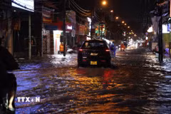 Một đoạn đường Phan Huy Ích (phường Tân Sơn) "biến thành sông" thời điểm 20 giờ tối 7/10; đây là đoạn đường thường xuyên ngập nặng sau mỗi trận mưa lớn suốt nhiều ngày qua. (Ảnh: Hồng Đạt/TTXVN)