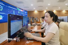 Trung tâm IOC Khánh Hòa liên tục cập nhật dữ liệu phục vụ điều hành phát triển kinh tế-xã hội của địa phương. (Ảnh: Xuân Triệu/TTXVN)
