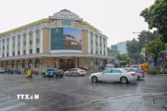 Sau trận mưa to chiều 10/9, khu vực ngã tư Hai Bà Trưng- Hàng Bài không xảy ra tình trạng ngập úng như trước, phương tiện lưu thông thuận lợi. (Ảnh: Lê Đông/TTXVN)