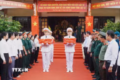 Buổi lễ vận chuyển, bàn giao mẫu hài cốt liệt sỹ được tổ chức trang trọng tại Nghĩa trang liệt sỹ Bến Lức. (Ảnh: TTXVN phát)