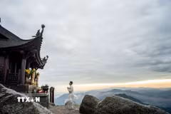 Chùa Đồng tọa lạc trên đỉnh thiêng Yên Tử ở độ cao hơn 1.000m, được ví như "thiên trúc" giữa tầng mây, nơi hội tụ linh khí của đất trời và là đỉnh cao trong hành trình tâm linh hướng thiện của triệu triệu Phật tử. (Ảnh: TTXVN phát)