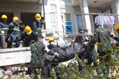 Lượng cứu nạn Công binh Quân đội Nhân dân Việt Nam đưa thi thể nạn nhân bị vùi lấp trong đống đổ nát ra ngoài, bàn giao cho gia đình và chính quyền sở tại. (Ảnh: TTXVN phát)
