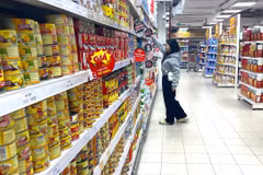 Sức mua mặt hàng đồ hộp giảm nhẹ tại nhiều hệ thống siêu thị trên địa bàn Thành phố Hồ Chí Minh. (Ảnh: Hương Giang/TTXVN)