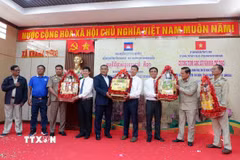 Đại biểu 2 tỉnh Tây Ninh và Svay Rieng trao tặng quà cho nhau. (Ảnh: Đức Hạnh/TTXVN)