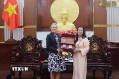 Lãnh đạo thành phố Cần Thơ tặng quà lưu niệm cho bà Alessandra Tognonato, Tổng Lãnh sự Italy tại Thành phố Hồ Chí Minh. (Ảnh: Nguyễn Hằng/TTXVN)